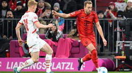 Harry Kane (vpravo) z Bayernu Mníchov a Nicolas Seiwald z Lipska počas zápasu 15. kola nemeckej Bundesligy Bayern Mníchov - RB Lipsko