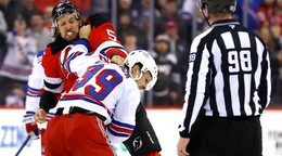 Sam Carrick (NY Rangers) v bitke s Brendenom Dillonom (NJ Devils)