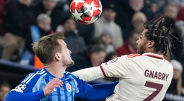 Serge Gnabry (Bayern) a Jurij Medveděv (Slovan)v súboji o loptu počas zápasu Ligy majstrov vo futbale Bayern Mníchov - Slovan Bratislava v Mníchove.