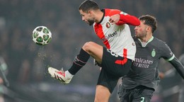 Slovenský futbalista v drese Feyenoordu Rotterdam Dávid Hancko (vľavo) a hráč AC Miláno Santiago Gimenez bojujú o loptu