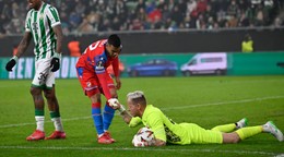 Brankár Ferencvárosu Dávid Gróf v zápase s Viktoriou Plzeň.