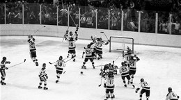 Hokejisti USA oslavujú víťazstvo nad Sovietskym zväzom na ZOH 1980 v Lake Placid.