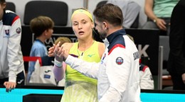 Vľavo sklamaná slovenská tenistka Rebecca Šramková a vpravo kapitán tímu Matej Lipták 