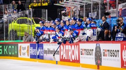 Slovenskí hokejisti počas samostatných nájazdov v zápase Slovensko - Rakúsko v skupine A na MS v hokeji 2025.