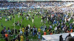 Fanúšikovia na hracej ploche po záverečnom 10. kole nadstavbovej časti Niké ligy v skupine o titul ŠK Slovan Bratislava - FC Košice. 