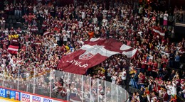 Lotyšskí fanúšikovia v zápase Slovensko - Lotyšsko na MS 2025 v hokeji.