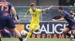 Klub Tomáša Suslova (na snímke) Hellas Verona ešte bojuje o záchranu. 