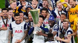 Hráči Tottenhamu oslavujú s trofejou Európskej ligy