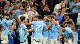 Futbalisti Manchestru City oslavujú gól do siete Bournemouthu.