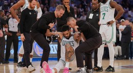 Tréneri pomáhajú hráčovi Bostonu Celtics Jaysonovi Tatumovi odísť z ihriska