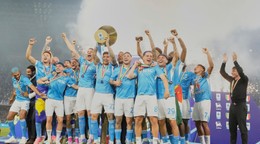 Hráči Neapolu oslavujú zisk titulu v talianskej Serie A. 