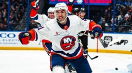 Americký útočník Kyle Palmieri v drese New Yorku Islanders.