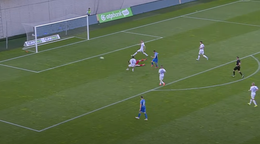 Róbert Polievka strieľa gól v zápase MTK Budapešť - Kecskeméti v maďarskej lige,