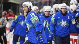Slovinskí hokejisti oslavujú gól.