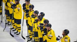 Švédski hokejisti po prehre 2:6 s USA v semifinále MS 2025.