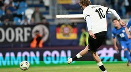 Nick Woltemade premieňa penaltu v zápase Nemecko - Slovinsko v skupine B na EURO U21 2025.