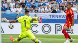 Mateo Joseph strieľa gól na 2:0, pred ním brankár Ľubomír Belko v zápase Slovensko - Španielsko v skupine A na EURO U21 2025 (ME vo futbale do 21 rokov).