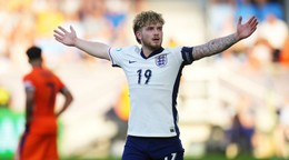Angličan Harvey Elliott oslavuje gól v zápase proti Holandsku v semifinále EURO U21 v Bratislave.