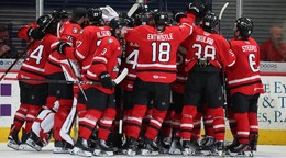 Oliver Okuliar sa so spoluhráčmi teší po postupe Charlotte Checkers do finále play-off AHL.