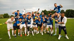 Majstrovský FC Nádszeg Trstice vo víťaznej eufórii. 