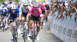 Taliansky cyklista Vincenzo Albanese víťazí v 2. etape Okolo Švajčiarska.