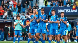 Slovenskí futbalisti v zápase Slovensko - Španielsko na EURO U21 2025.