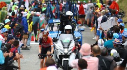 Fanúšikovia povzbudzujú Thymena Arensmana počas 14. etapy Tour de France 2025.