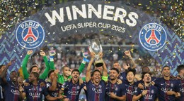Hráči PSG zdvíhajú nad hlavu Superpohár UEFA 2025.
