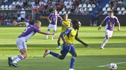 Martin Šimko (Komárno) a Abdul Musa Zubairu (Michalovce) v zápase 2. kola Niké ligy.