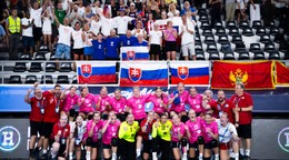 Slovenské hádzanárky po víťazstve nad Čiernou Horou v semifinále EURO U17.
