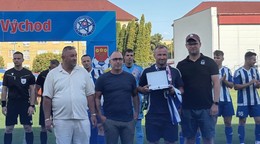 Pred zápasom Stropkov - Kežmarok zagratulovali trénerovi domácich Jánovi Šafrankovi k 50. narodeninám.