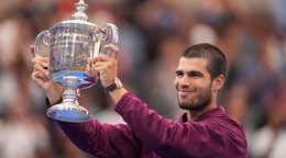 Carlos Alcaraz pózuje s trofejou po víťazstve na US Open 2025