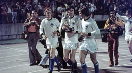 Zľava Koloman Gögh, Anton Ondruš a Ladislav Jurkemik už v nemeckých dresoch a s trofejou po finále ME 1976 vo futbale.