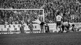 Dušan Galis strieľa gól na 2:1 v zápase kvalifikácie ME 1976 Československo - Anglicko (2:1) 30. októbra 1975 v Bratislave.


