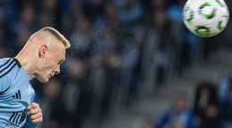 Nino Marcelli hlavičkuje v zápase Konferenčnej ligy medzi Slovanom Bratislava a Racingom Štrasburg.