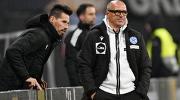 Tréner Francesco Calzona a asistent trénera Marek Hamšík počas zápasu Nemecko - Slovensko.