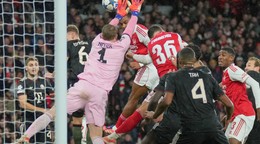 Jurrien Timber dáva gól hlavou v zápase Ligy majstrov medzi Arsenalom a Bayernom Mníchov. 