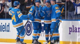 Dalibor Dvorský (vľavo) sa teší z gólu so spoluhráčmi v zápase St. Louis - Philadelphia