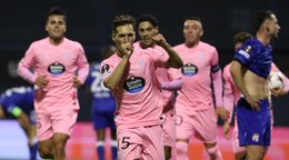 Futbalista Celty Vigo Bryan Zaragoza sa teší z gólu proti Dinamu Záhreb.