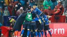Futbalisti Kosova oslavujú gól v zápase kvalifikácie MS 2026 proti Švajčiarsku.