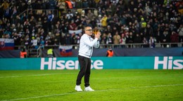 Hlavný tréner Slovenska Francesco Calzona počas pozápasovej ďakovačky po víťazstve 1:0 nad Severným Írskom. 