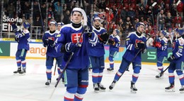 Slovenskí hokejisti oslavujú s fanúšikmi výhru nad Nórskom 7:4 na Vianočnom Kaufland Cupe v Banskej Bystrici.