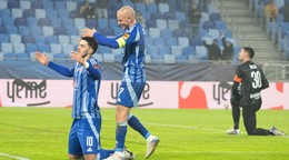 Na snímke zľava Marko Tolič a Vladimír Weiss ml. (obaja Slovan) sa tešia z gólu, reaguje brankár.