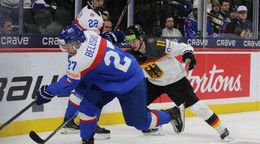 Adam Beluško v súboji s Davisom Lewandowskim v zápase Slovensko - Nemecko na MS U20 v hokeji.