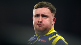 Luke Littler na MS v šípkach.