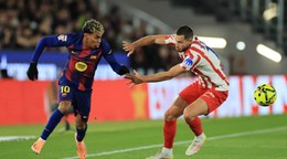 Lamine Yamal a Dávid Hancko v zápase španielskej La Ligy FC Barcelona - Atlético Madrid.