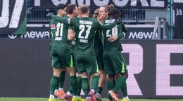 Futbalisti Wolfsburgu oslavujú gól.