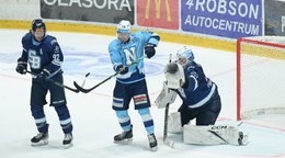  zľava Kent Elson (Slovan), Jakub Lacka (Nitra) a brankár Henri Kiviaho (Slovan)