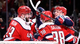 Radosť hráčov Washingtonu v zápase s New York Rangers.