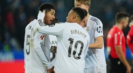 Hráči Realu Madrid sa radujú z gólu v sieti Deportiva Alavés.